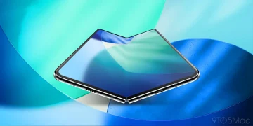 نمای نزدیک از یک آیفون تاشو کانسپت که به صورت نیمهباز (مانند کتاب) قرار گرفته و صفحهنمایش داخلی آن روشن است.