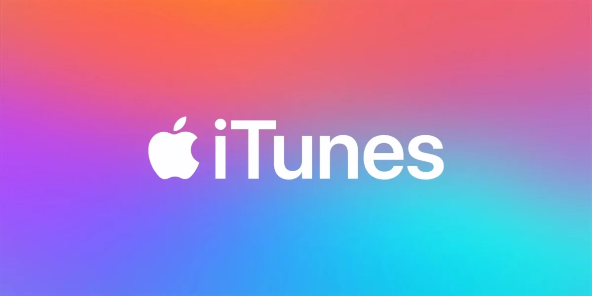 لوگوی Apple iTunes شامل نماد سیب اپل و نوشته iTunes به رنگ سفید، که روی پس‌زمینه‌ای با گرادیان رنگی ملایم از صورتی، بنفش و آبی قرار گرفته و به‌صورت گرافیکی و تمیز طراحی شده است.
