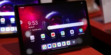 نمای روبروی تبلت گیمینگ لنوو با صفحه نمایش روشن و آیکون‌های گوگل در نمایشگاه CES.