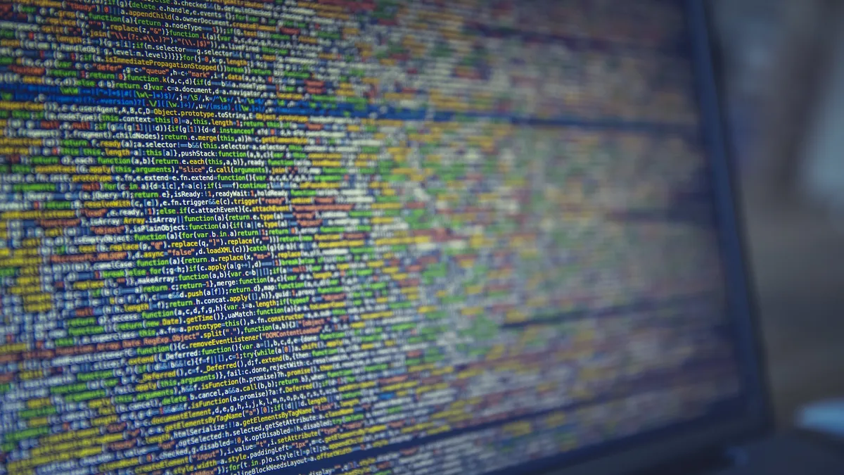 نمای نزدیک از کدهای برنامه‌نویسی رنگی روی صفحه‌نمایش، شامل توابع و اسکریپت‌ها، نماد توسعه نرم‌افزار، مهندسی کد، هوش مصنوعی و پردازش داده.