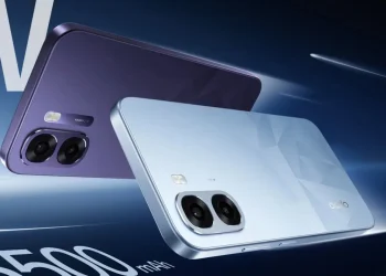 تصویر تبلیغاتی گوشی OPPO K14x در دو رنگ متفاوت با طراحی بدنه تخت، نمایش ماژول دوربین دوگانه و فلش LED در پنل پشتی، همراه با افکت‌های حرکتی و پس‌زمینه گرافیکی که حس سرعت و کارایی را القا می‌کند.