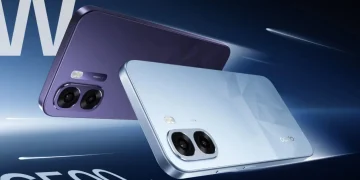 تصویر تبلیغاتی گوشی OPPO K14x در دو رنگ متفاوت با طراحی بدنه تخت، نمایش ماژول دوربین دوگانه و فلش LED در پنل پشتی، همراه با افکت‌های حرکتی و پس‌زمینه گرافیکی که حس سرعت و کارایی را القا می‌کند.