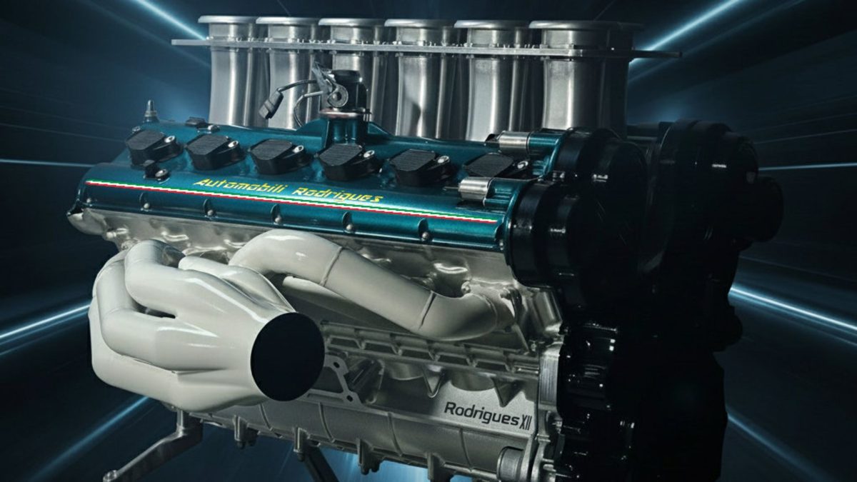 موتور V12 ساخت Automobili Rodrigues با پوشش فیروزه‌ای و منیفولدهای سفید، نمای نزدیک از پیشرانه دست‌ساز