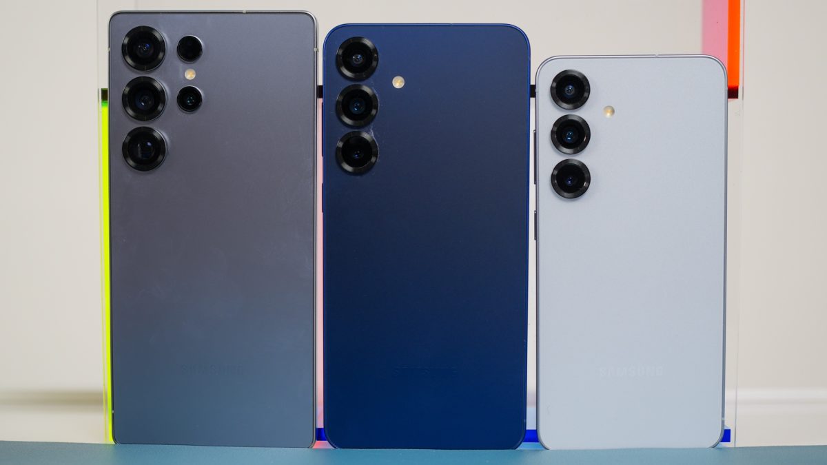 نمای پشت سه گوشی سامسونگ گلکسی (احتمالاً سری S25، S24 و S23) در رنگ‌های خاکستری، سرمه‌ای و سفید به ترتیب اندازه.