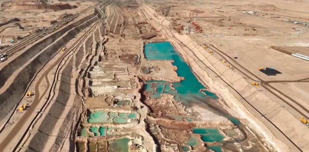 نمای هوایی از عملیات گسترده خاک‌برداری و ایجاد کانال‌های آبی در مسیر پروژه Line در بیابان‌های عربستان سعودی