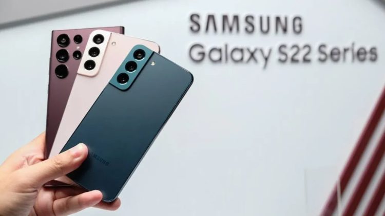 نمایش چند گوشی سامسونگ Galaxy S22 در رنگبندیهای متنوع، با تمرکز بر طراحی مینیمال بدنه و چیدمان عمودی ماژول دوربین، در فضای معرفی رسمی محصول