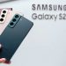 نمایش چند گوشی سامسونگ Galaxy S22 در رنگ‌بندی‌های متنوع، با تمرکز بر طراحی مینیمال بدنه و چیدمان عمودی ماژول دوربین، در فضای معرفی رسمی محصول