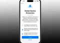 نمای معرفی قابلیت Stolen Device Protection در iOS به‌صورت صفحه تمام‌قد آیفون، با عنوان Stolen Device Protection (Beta Preview). این صفحه توضیح می‌دهد که در صورت سرقت دستگاه، دسترسی به رمزهای ذخیره‌شده و تغییر تنظیمات حساس با Face ID و تأخیر امنیتی محافظت می‌شود. در پایین صفحه دکمه‌های Turn On و Not Now برای فعال‌سازی قابلیت دیده می‌شوند.