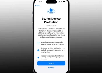 نمای معرفی قابلیت Stolen Device Protection در iOS بهصورت صفحه تمامقد آیفون، با عنوان Stolen Device Protection (Beta Preview). این صفحه توضیح میدهد که در صورت سرقت دستگاه، دسترسی به رمزهای ذخیرهشده و تغییر تنظیمات حساس با Face ID و تأخیر امنیتی محافظت میشود. در پایین صفحه دکمههای Turn On و Not Now برای فعالسازی قابلیت دیده میشوند.