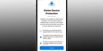 نمای معرفی قابلیت Stolen Device Protection در iOS بهصورت صفحه تمامقد آیفون، با عنوان Stolen Device Protection (Beta Preview). این صفحه توضیح میدهد که در صورت سرقت دستگاه، دسترسی به رمزهای ذخیرهشده و تغییر تنظیمات حساس با Face ID و تأخیر امنیتی محافظت میشود. در پایین صفحه دکمههای Turn On و Not Now برای فعالسازی قابلیت دیده میشوند.