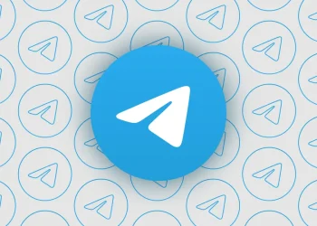 لوگوی رسمی Telegram به‌صورت آیکون دایره‌ای آبی با نماد کاغذ‌پرنده سفید در مرکز، قرارگرفته روی پس‌زمینه‌ای تکرارشونده از لوگوی تلگرام که هویت بصری و برندینگ این پیام‌رسان را برجسته می‌کند.
