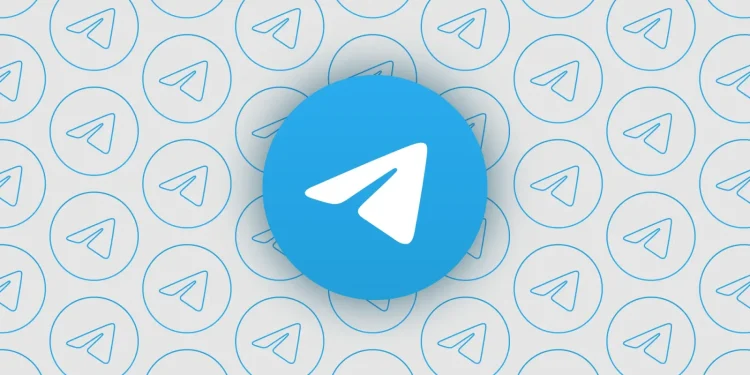 لوگوی رسمی Telegram به‌صورت آیکون دایره‌ای آبی با نماد کاغذ‌پرنده سفید در مرکز، قرارگرفته روی پس‌زمینه‌ای تکرارشونده از لوگوی تلگرام که هویت بصری و برندینگ این پیام‌رسان را برجسته می‌کند.
