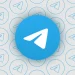 لوگوی رسمی Telegram به‌صورت آیکون دایره‌ای آبی با نماد کاغذ‌پرنده سفید در مرکز، قرارگرفته روی پس‌زمینه‌ای تکرارشونده از لوگوی تلگرام که هویت بصری و برندینگ این پیام‌رسان را برجسته می‌کند.