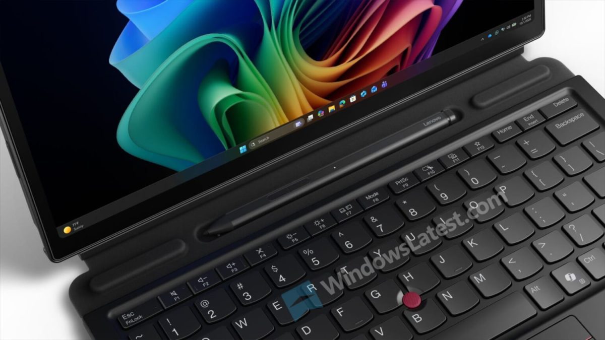 نمای نزدیک از صفحهکلید ThinkPad X13 Detachable با کلیدهای جزیرهای، TrackPoint قرمز، ردیف فانکشنهای سازمانی و اتصال مغناطیسی به تبلت.