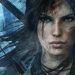 نمای نزدیک هنری از یک صحنه بازی Tomb Raider در فضای سرد و برفی با تونالیته آبی، که تجهیزات بقا، بافت لباس و عناصر ماجراجویانه در مرکز توجه قرار دارند؛ ترکیب‌بندی تصویر بر اتمسفر خشن، چالش‌برانگیز و داستان‌محور یک بازی ویدیویی تمرکز دارد.