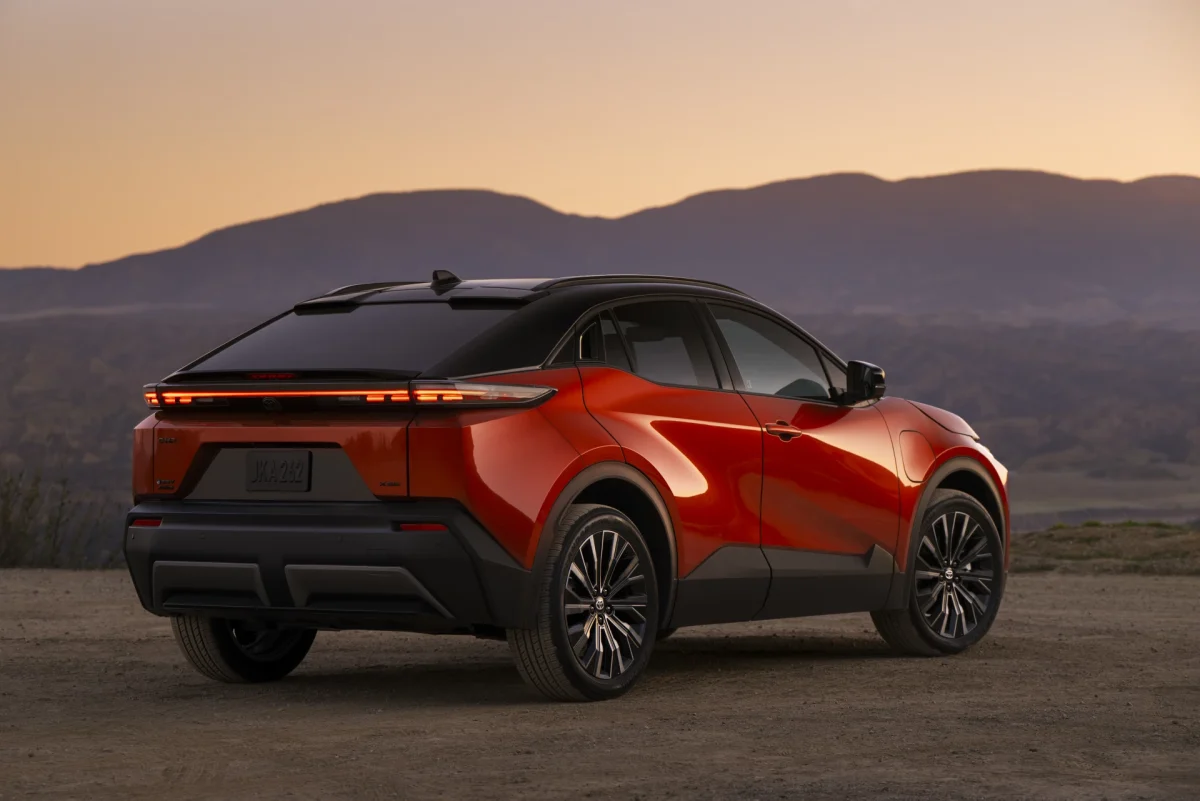 نمای عقب تویوتا C-HR برقی 2026 با چراغ سرتاسری LED