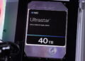 نمای نزدیک از یک هارد دیسک دیتاسنتری WD Ultrastar با ظرفیت ۴۰ ترابایت که درون کیس سرور نصب شده است؛ برچسب Ultrastar Data Center SMR Drive روی بدنه فلزی هارد مشخص است و نورپردازی داخلی کیس در پس‌زمینه دیده می‌شود.
