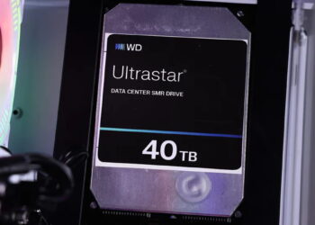 نمای نزدیک از یک هارد دیسک دیتاسنتری WD Ultrastar با ظرفیت ۴۰ ترابایت که درون کیس سرور نصب شده است؛ برچسب Ultrastar Data Center SMR Drive روی بدنه فلزی هارد مشخص است و نورپردازی داخلی کیس در پس‌زمینه دیده می‌شود.