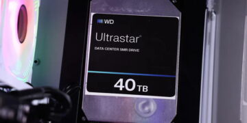 نمای نزدیک از یک هارد دیسک دیتاسنتری WD Ultrastar با ظرفیت ۴۰ ترابایت که درون کیس سرور نصب شده است؛ برچسب Ultrastar Data Center SMR Drive روی بدنه فلزی هارد مشخص است و نورپردازی داخلی کیس در پس‌زمینه دیده می‌شود.