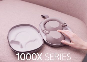 هدفون Sony WH‑1000XM6 Sand Pink داخل کیس محافظ باز، با نمایش نحوه قرارگیری ایرکاپ‌ها و هدبند در فضای داخلی کیس؛ عبارت 1000X SERIES در پایین تصویر دیده می‌شود و تمرکز بر قابلیت حمل و طراحی پریمیوم است.