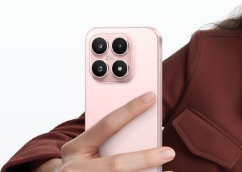 نمای نزدیک از گوشی هوشمند Xiaomi 17 در رنگ صورتی ملایم، با طراحی تخت و ماژول دوربین مربعی شامل چهار لنز با برند Leica؛ گوشی در دست قرار دارد و پس‌زمینه سفید مینیمال، تمرکز کامل را روی طراحی بدنه و دوربین‌ها حفظ می‌کند.