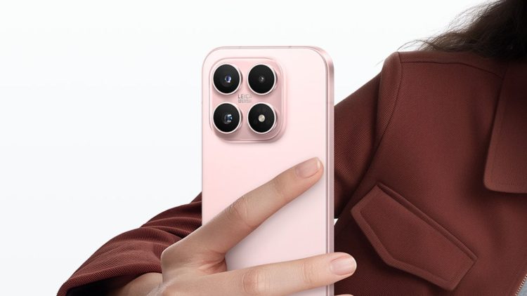 نمای نزدیک از گوشی هوشمند Xiaomi 17 در رنگ صورتی ملایم، با طراحی تخت و ماژول دوربین مربعی شامل چهار لنز با برند Leica؛ گوشی در دست قرار دارد و پس‌زمینه سفید مینیمال، تمرکز کامل را روی طراحی بدنه و دوربین‌ها حفظ می‌کند.