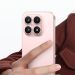 نمای نزدیک از گوشی هوشمند Xiaomi 17 در رنگ صورتی ملایم، با طراحی تخت و ماژول دوربین مربعی شامل چهار لنز با برند Leica؛ گوشی در دست قرار دارد و پس‌زمینه سفید مینیمال، تمرکز کامل را روی طراحی بدنه و دوربین‌ها حفظ می‌کند.