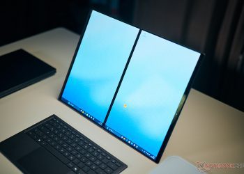 لپ‌تاپ ایسوس Zenbook Duo با دو صفحه نمایش روی هم در حالت ایستاده.