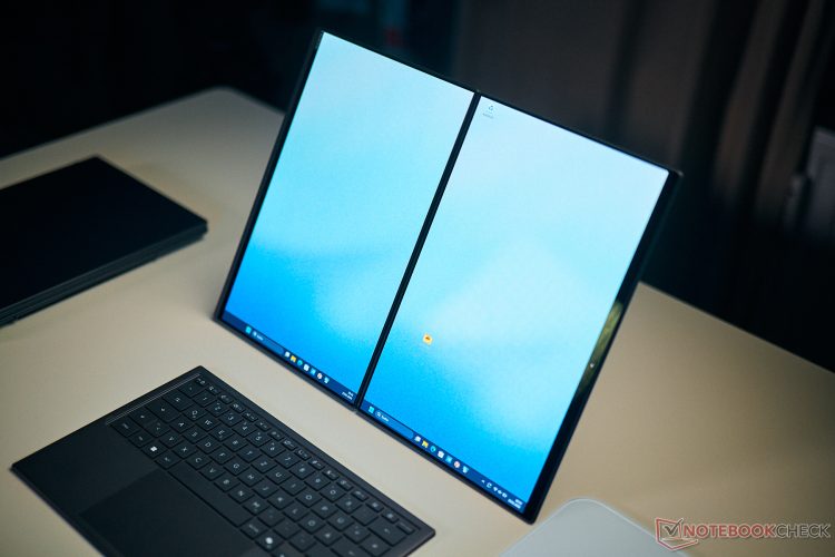 لپتاپ ایسوس Zenbook Duo با دو صفحه نمایش روی هم در حالت ایستاده.