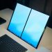 لپ‌تاپ ایسوس Zenbook Duo با دو صفحه نمایش روی هم در حالت ایستاده.