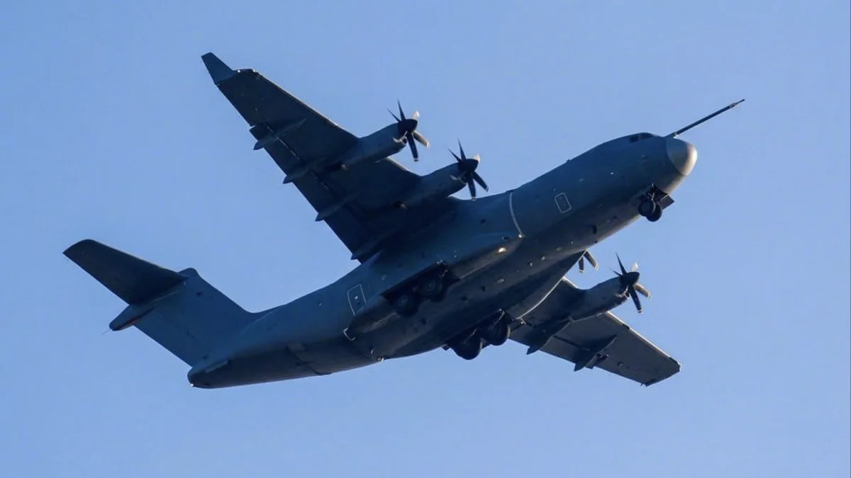 هواپیمای ترابری Y-30 چین در حال حرکت روی باند با بدنه خاکستری و نشان نیروی هوایی چین