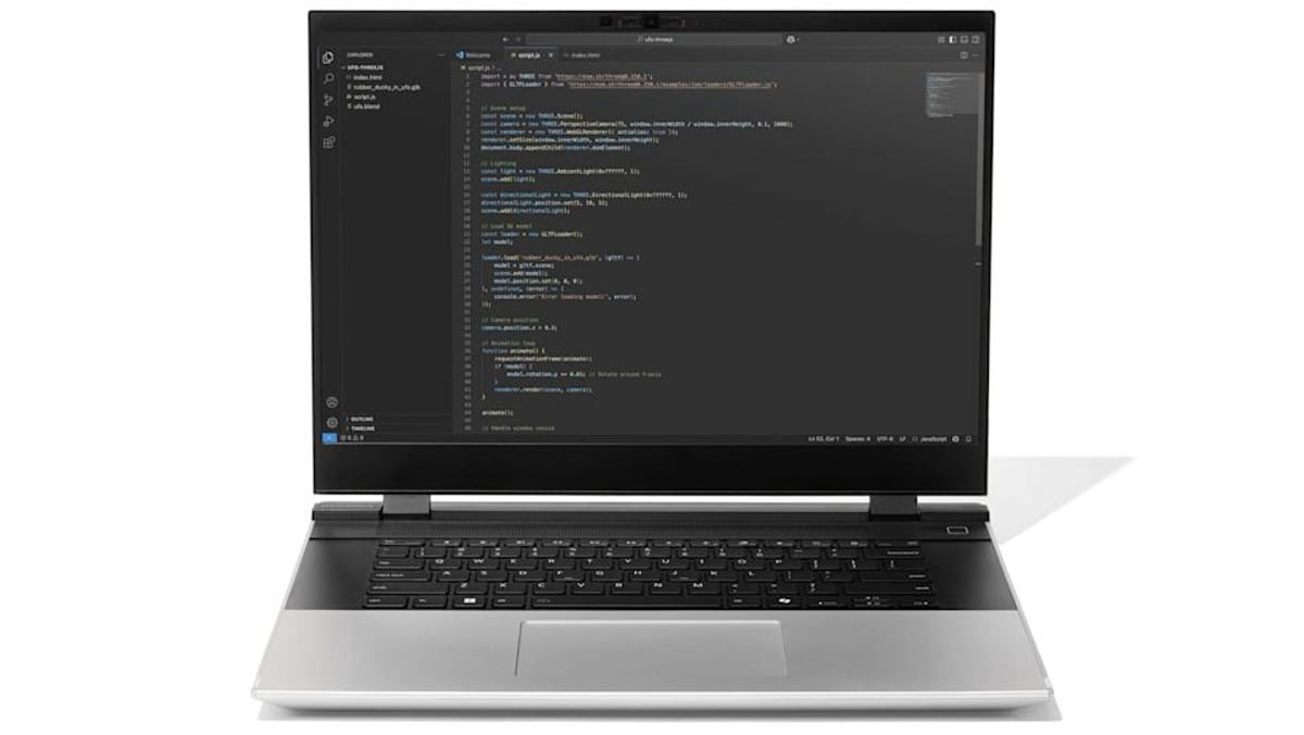 لپ‌تاپ Framework با نمایشگر باز که محیط کدنویسی در Visual Studio Code با تم تاریک و اسکریپت‌های برنامه‌نویسی روی صفحه نمایش داده شده است