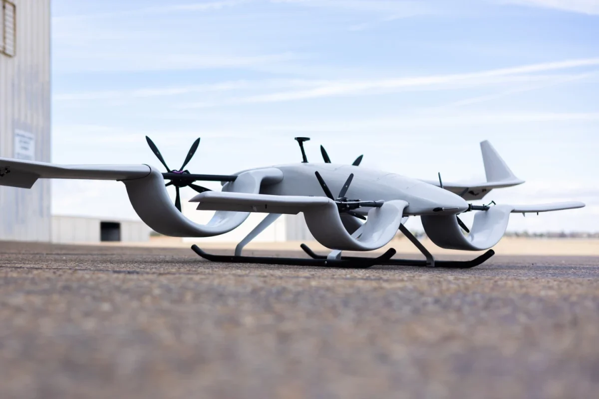 نمای جانبی پهپاد Cyclone روی زمین با ساختار بال‌های کانالی و پایه‌های فرود