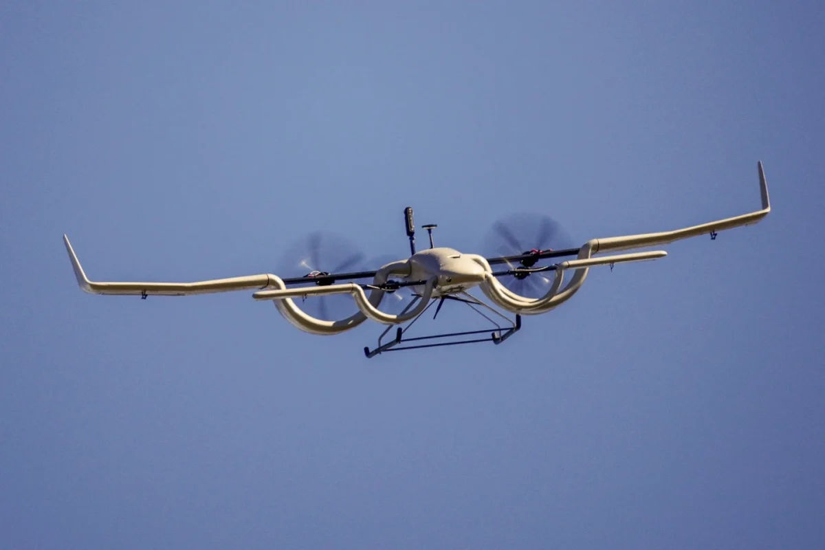 پهپاد Cyclone در حال پرواز با طراحی خاص بال‌های خمیده و ملخ‌های چندگانه در آسمان