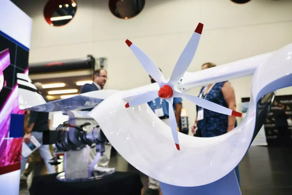 نمای نزدیک از ملخ نصب‌شده داخل بال کانالی نیم‌دایره‌ای پهپاد Cyclone در یک نمایشگاه فناوری