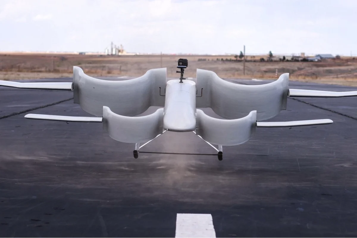 پهپاد Cyclone با بال‌های کانالی نیم‌دایره‌ای در حال برخاست از باند و ایجاد نیروی بالابر در سرعت پایین