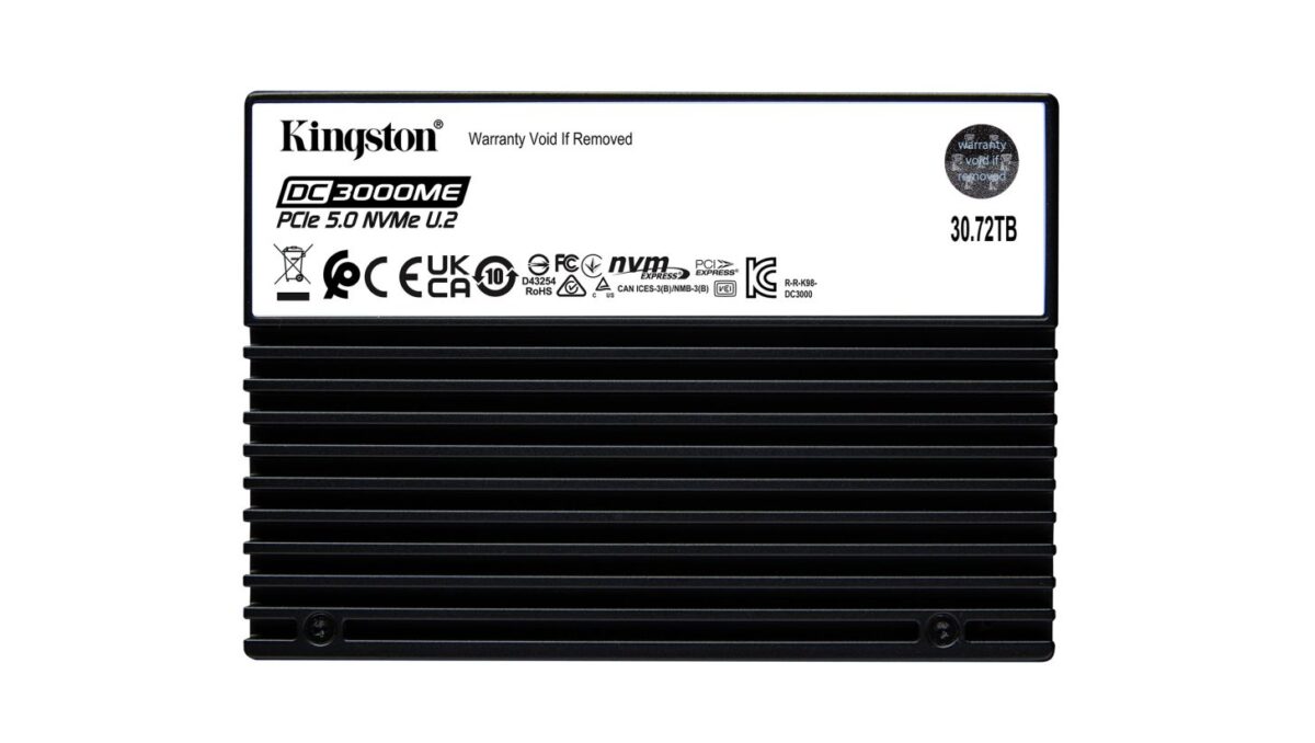 نمای مستقیم از SSD دیتاسنتری Kingston DC3000ME PCIe 5.0 NVMe U.2 کینگستون با هیتسینک مشکی و برچسب سفید مشخصات، ظرفیت 30.72 ترابایت و گواهیهای استاندارد صنعتی