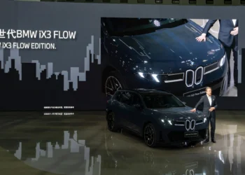 شرکت BMW از خودروی تغییررنگ‌دهنده iX3 Flow Edition رونمایی کرد