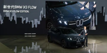 شرکت BMW از خودروی تغییررنگ‌دهنده iX3 Flow Edition رونمایی کرد