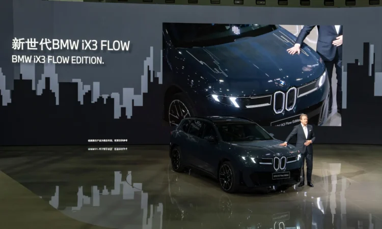 شرکت BMW از خودروی تغییررنگدهنده iX3 Flow Edition رونمایی کرد