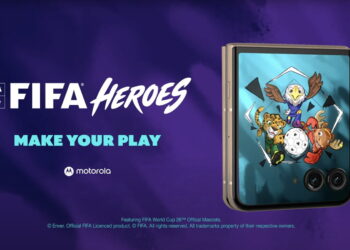 گوشی تاشو موتورولا (Motorola Razr) با تم اختصاصی FIFA Heroes و پس‌زمینه بنفش؛ نمایشگر بیرونی گوشی ماسکوت‌های رسمی جام جهانی ۲۰۲۶ فیفا را نشان می‌دهد و شعار Make Your Play در کنار لوگوی Motorola دیده می‌شود