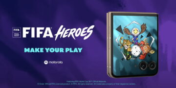 گوشی تاشو موتورولا (Motorola Razr) با تم اختصاصی FIFA Heroes و پس‌زمینه بنفش؛ نمایشگر بیرونی گوشی ماسکوت‌های رسمی جام جهانی ۲۰۲۶ فیفا را نشان می‌دهد و شعار Make Your Play در کنار لوگوی Motorola دیده می‌شود
