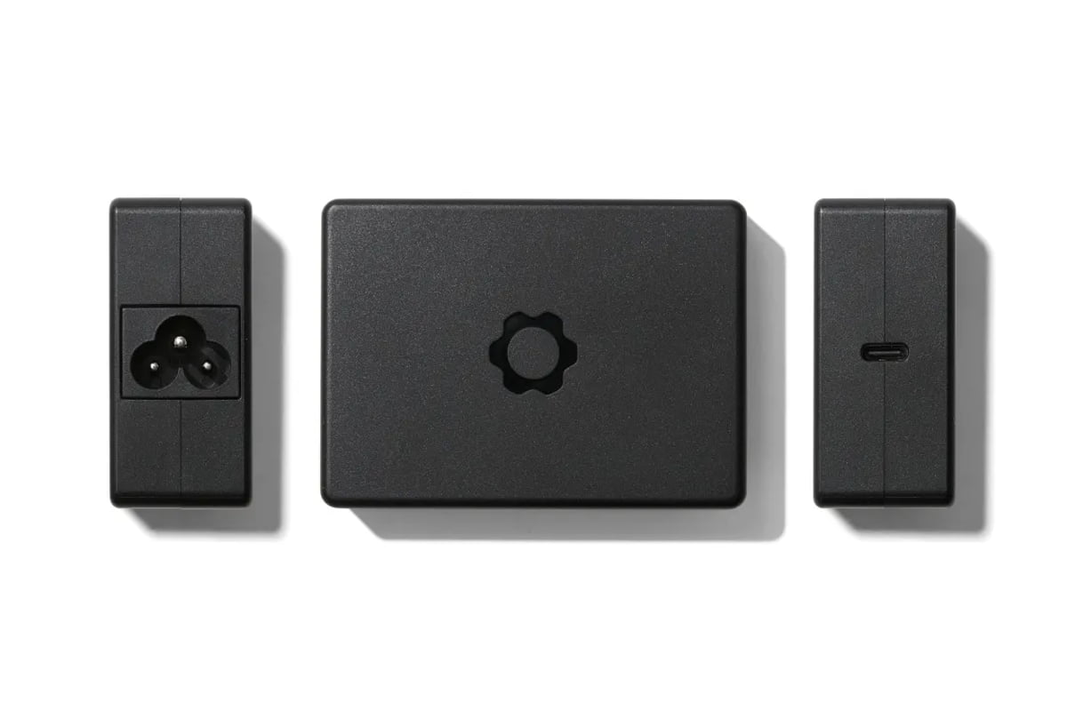 آداپتور شارژ لپ‌تاپ Framework با طراحی ماژولار شامل بلوک شارژ، کابل برق و خروجی USB‑C