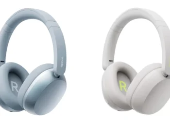 تصویر محصول از هدفون‌های روی‌گوشی Redmi Headphones Neo در دو رنگ آبی روشن و سفید، با طراحی مینیمال، ایرکاپ‌های بزرگ و برند Redmi روی هدبند