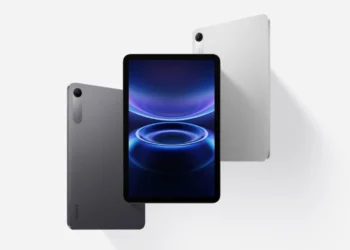 چند نمای معلق از تبلت Redmi شامل نمای جلو با نمایشگر روشن و دو پنل پشتی در رنگ‌های خاکستری و سفید، که طراحی مینیمال، دوربین تکی و بدنه باریک دستگاه را نمایش می‌دهد