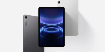 چند نمای معلق از تبلت Redmi شامل نمای جلو با نمایشگر روشن و دو پنل پشتی در رنگ‌های خاکستری و سفید، که طراحی مینیمال، دوربین تکی و بدنه باریک دستگاه را نمایش می‌دهد