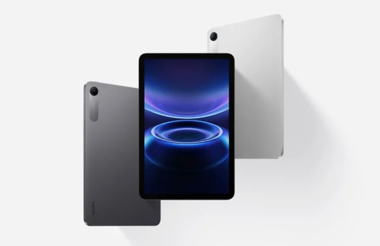 چند نمای معلق از تبلت Redmi شامل نمای جلو با نمایشگر روشن و دو پنل پشتی در رنگ‌های خاکستری و سفید، که طراحی مینیمال، دوربین تکی و بدنه باریک دستگاه را نمایش می‌دهد