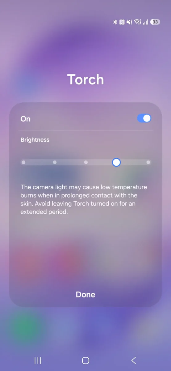 صفحه تنظیمات Torch در گوشی اندرویدی با گزینه روشن/خاموش، اسلایدر تنظیم روشنایی و هشدار درباره خطر سوختگی ناشی از نور فلش در تماس طولانی با پوست