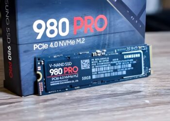 اس‌اس‌دی Samsung 980 Pro از نوع PCIe 4.0 NVMe M.2 در کنار جعبه محصول؛ حافظه V‑NAND پرسرعت سامسونگ با ظرفیت 500GB که برای افزایش سرعت سیستم و اجرای سریع بازی‌ها و نرم‌افزارهای حرفه‌ای طراحی شده است