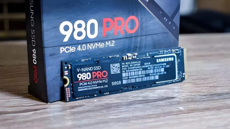 اس&zwnj;اس&zwnj;دی Samsung 980 Pro از نوع PCIe 4.0 NVMe M.2 در کنار جعبه محصول؛ حافظه V‑NAND پرسرعت سامسونگ با ظرفیت 500GB که برای افزایش سرعت سیستم و اجرای سریع بازی&zwnj;ها و نرم&zwnj;افزارهای حرفه&zwnj;ای طراحی شده است